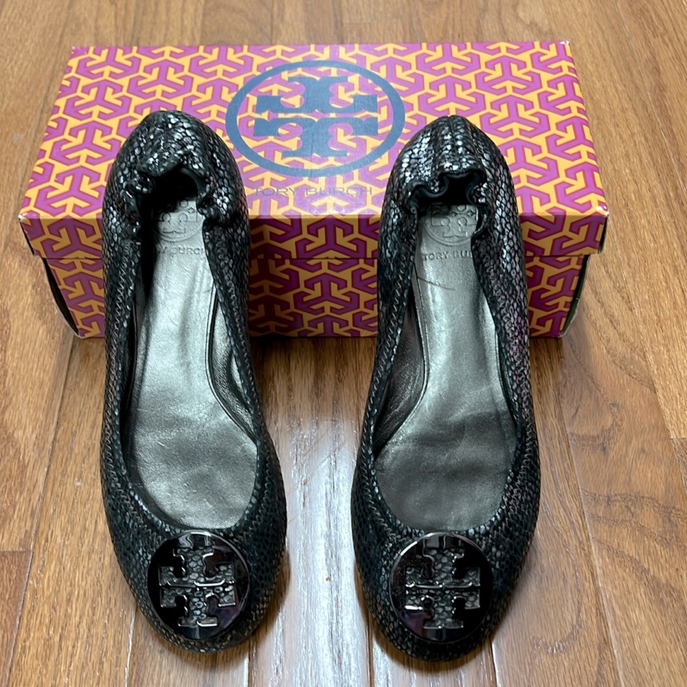 Tory Burch Reva black/silver-plated snake print, size 7.5